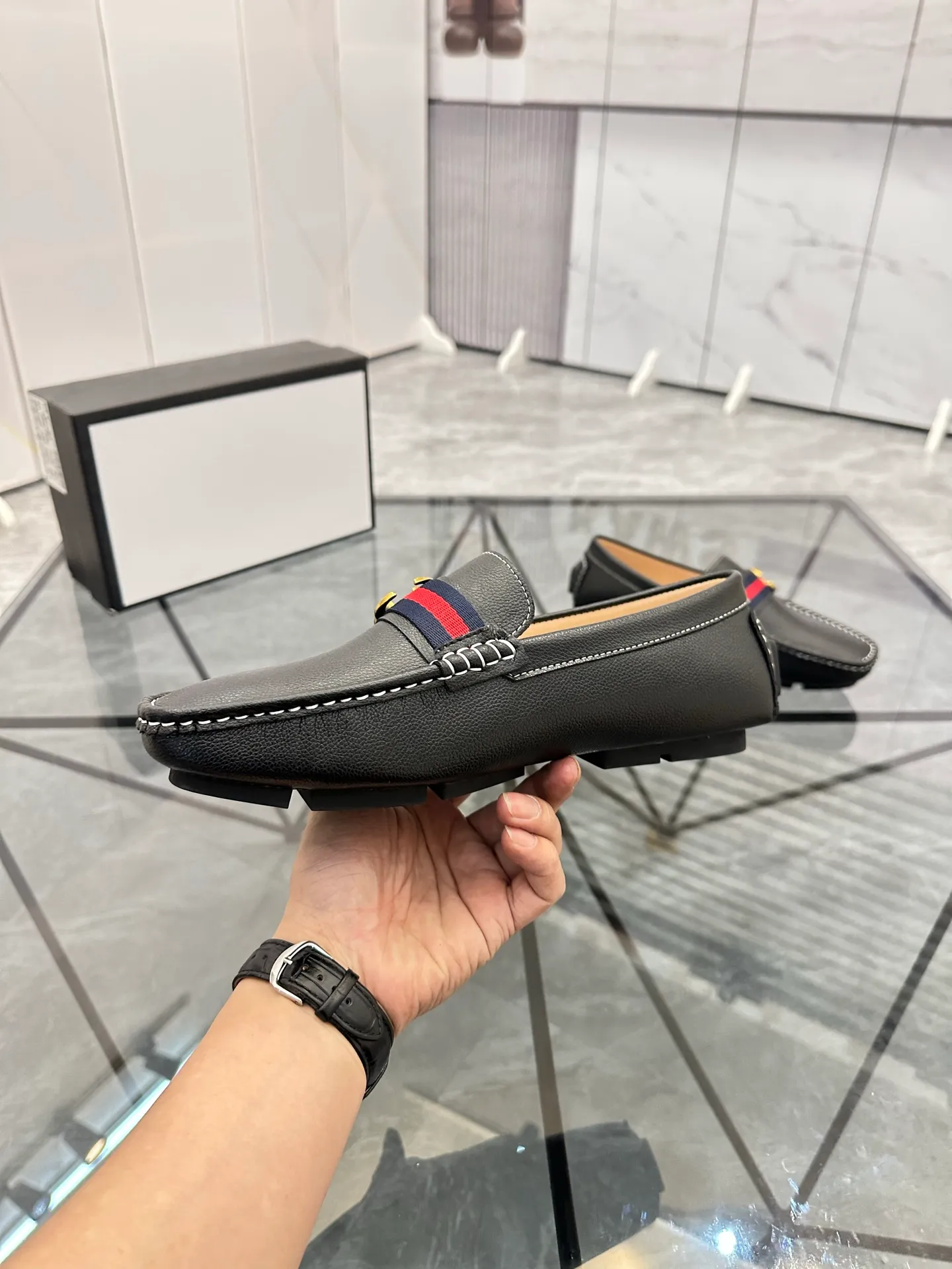 Men's shoes: 💰P400¥ Product trademark: Gucci* "Gucci*" Doudou shoes Regular size: 38-44 (can be customized to 45.46.) Product materials: imported cowhide upper, genuine leather lining, original outsole. No.: 0001